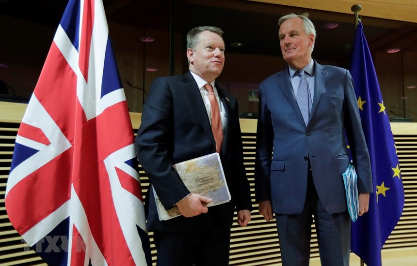 Trưởng đoàn đàm phán thương mại hậu Brexit của Anh David Frost (trái) và người đồng cấp EU Michel Barnier (phải) tại vòng đàm phán ở Brussels, Bỉ ngày 2/3/2020. (Ảnh: AFP/TTXVN).