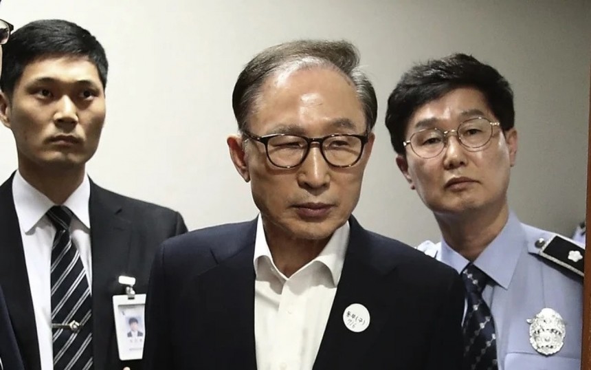 Cựu Tổng thống Lee Myung-bak (giữa). Ảnh: SCMP.