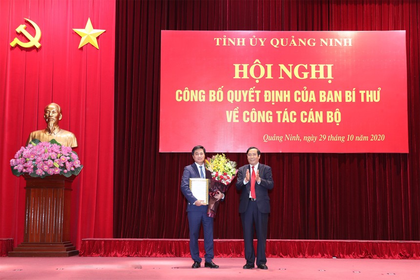 Đồng chí Phạm Thanh Bình, Ủy viên Trung ương Đảng, Phó trưởng Ban Thường trực Ban Tổ chức Trung ương trao quyết định của Ban Bí thư cho đồng chí Nguyễn Tường Văn.