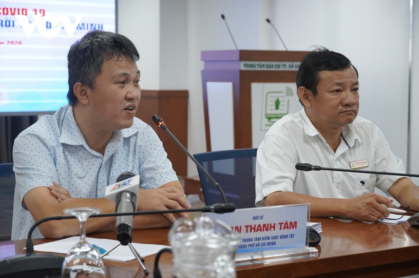Bác sĩ Phan Thanh Tâm, Phó Giám đốc Trung tâm Kiểm soát bệnh tật TPHCM cung cấp thông tin cho báo chí.
