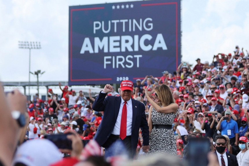 Tổng thống Trump và Đệ nhất phu nhân Melania tại cuộc vận động tranh cử ở Tampa, bang Florida ngày 29-10. Ảnh: Reuters.