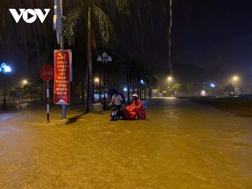 Tại thị trấn Dùng, huyện Thanh Chương nước đã ngập khá sâu.