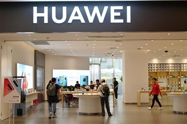 Một cửa hàng của Huawei tại trung tâm thương mại ở Thượng Hải, Trung Quốc. (Nguồn: AFP/TTXVN).