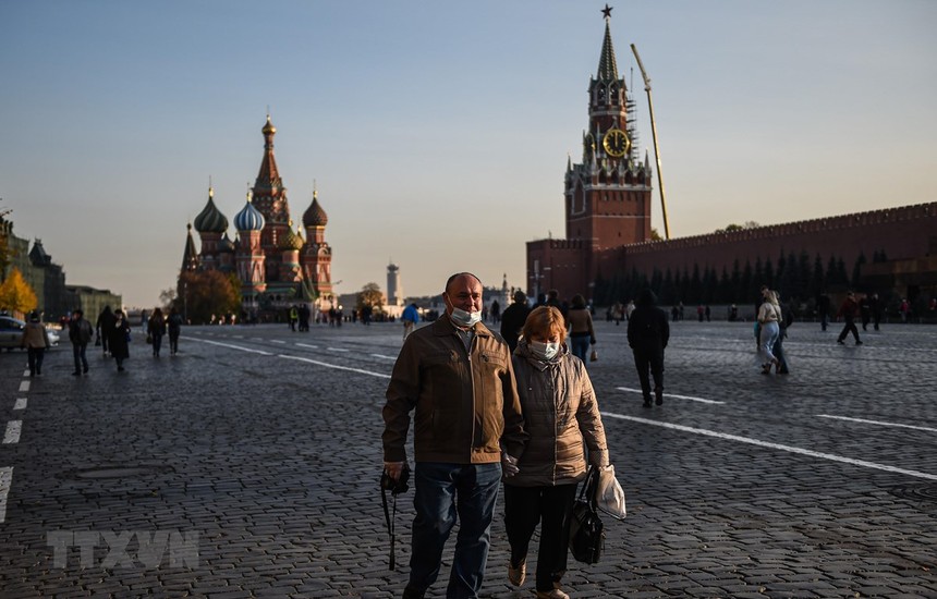 Người dân đeo khẩu trang phòng dịch COVD-19 tại Moskva, Nga ngày 28/10/2020. (Ảnh: THX/TTXVN).