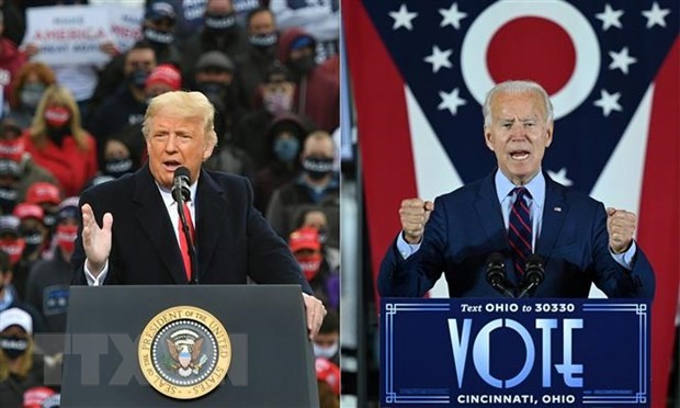 Tổng thống Mỹ Donald Trump (trái) phát biểu trong cuộc vận động tranh cử tại bang New Hampshire ngày 25/10 và ứng cử viên Tổng thống Mỹ của đảng Dân chủ Joe Biden (phải) phát biểu trong cuộc vận động tranh cử tại bang Ohio ngày 12/10. (Ảnh: AFP/TTXVN).