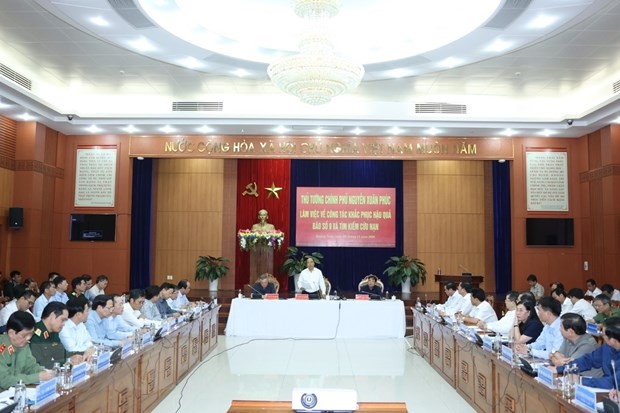 Thủ tướng Nguyễn Xuân Phúc làm việc với các địa phương về công tác khắc phục hậu quả bão số 9. (Ảnh: Thống Nhất/TTXVN).