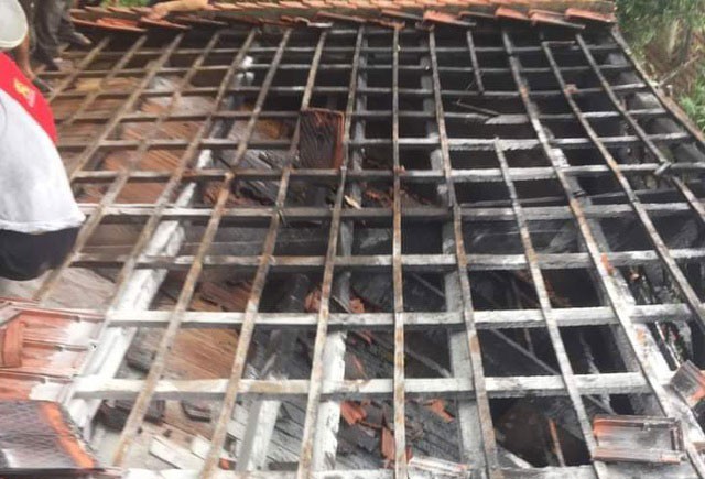 Nghệ An: Lũ vừa rút, nhà bỗng dưng bốc cháy