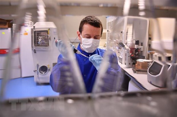 Chuyên gia nghiên cứu vắcxin phòng COVID-19 trong phòng thí nghiệm tại Burgess Hill, Anh. (Ảnh: AFP/TTXVN).