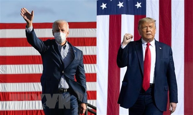 Tổng thống Mỹ Donald Trump (phải) tại cuộc vận động tranh cử ở bang Bắc Carolina ngày 21/10/2020 và ứng cử viên Tổng thống Mỹ của đảng Dân chủ Joe Biden (trái) tại cuộc vận động tranh cử ở bang Pennsylvania ngày 24/10/2020. (Nguồn: AFP/TTXVN).