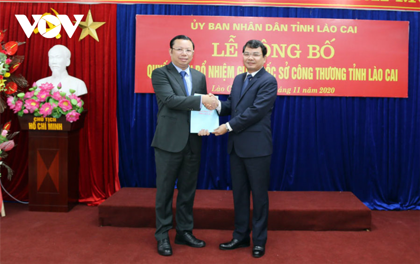 Ông Hoàng Chí Hiền, tân Giám đốc Sở Công thương tỉnh Lào Cai (trái) nhận quyết định bổ nhiệm (Ảnh: Linh Vũ).
