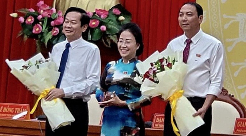 Bí thư Tỉnh ủy Kiên Giang Đỗ Thanh Bình ( bên trái) và tân Chủ tịch UBND tỉnh Kiên Giang Lâm Minh Thành (bên phải).