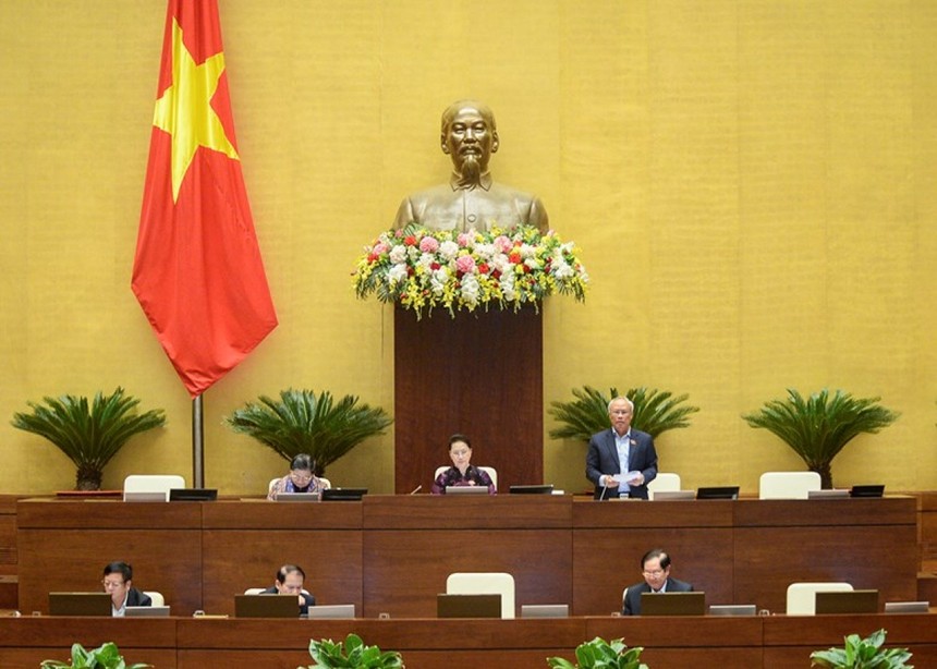 Phó Chủ tịch Quốc hội Uông Chu Lưu điều hành phiên thảo luận dự thảo Nghị quyết về tổ chức chính quyền đô thị tại TPHCM, sáng 12/11. Ảnh: Quốc hội.