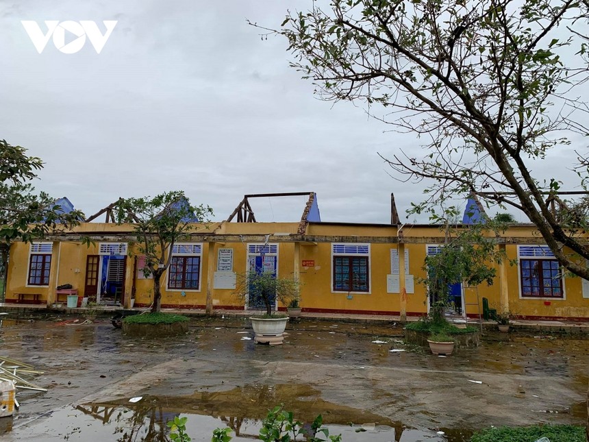 Nhiều trường học trên địa bàn Thừa Thiên Huế bị tốc mái hư hỏng.