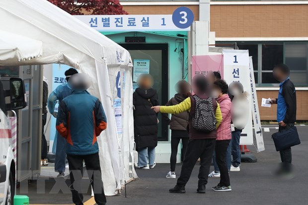 Người dân chờ lấy mẫu xét nghiệm COVID-19 tại Seoul. (Ảnh: Yonhap/TTXVN).