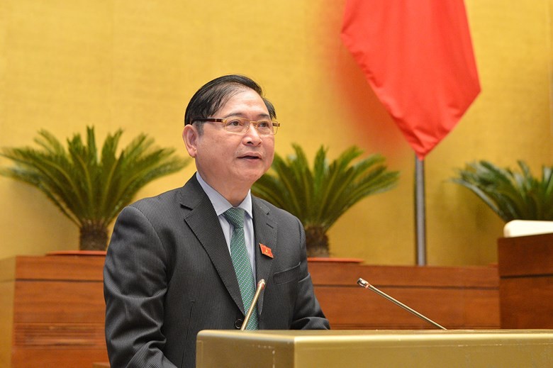Chủ nhiệm Ủy ban Khoa học, công nghệ và môi trường Phan Xuân Dũng báo cáo trước khi Quốc hội biểu quyết.