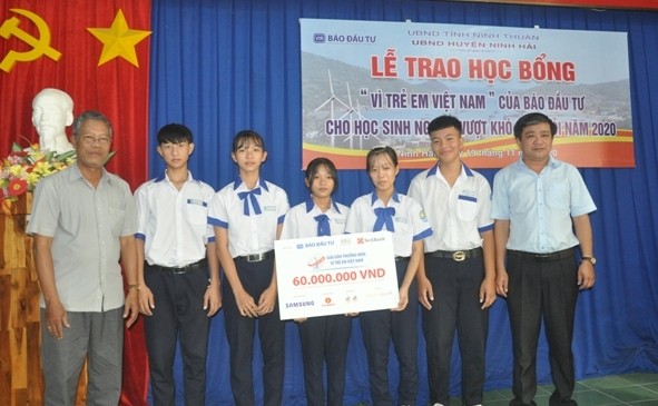 Ông Hoàng Kim Thuỷ, Trưởng Văn phòng đại diện Báo Đầu tư tại miền Trung – Tây Nguyên trao học bổng "Vì trẻ em Việt Nam" cho các em học sinh trên địa bàn tỉnh Ninh Thuận.
