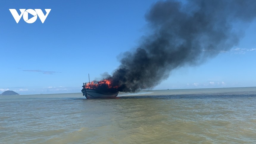 Tàu đò QNa-1248 do ông Ngô Công Trí làm thuyền trưởng bốc cháy dữ dội.