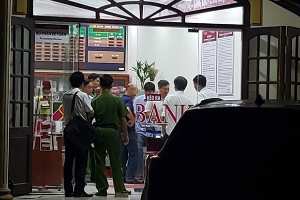 Công an điều tra, khám nghiệm hiện trường vụ cướp ngân hàng Argibank chi nhánh Bắc Đồng Nai. (Nguồn: laodong.vn)