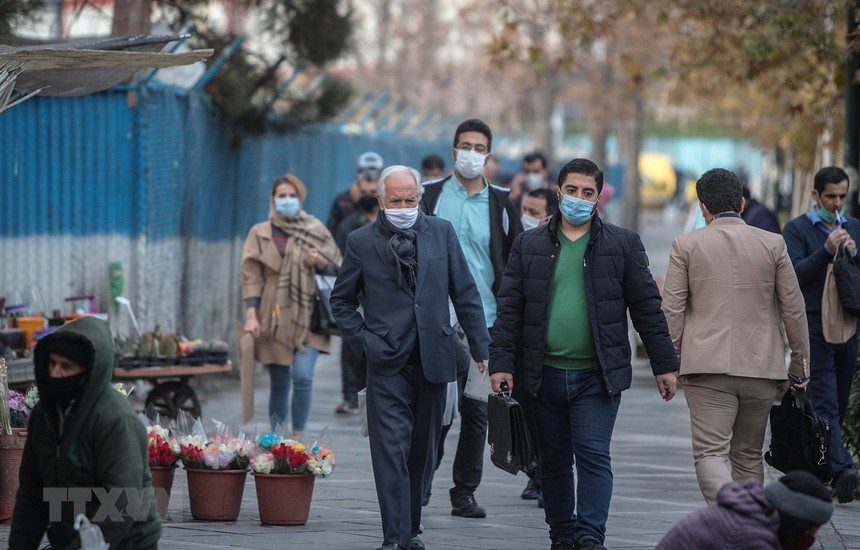 Người dân đeo khẩu trang phòng lây nhiễm COVID-19 tại Tehran, Iran. (Ảnh: THX/TTXVN).