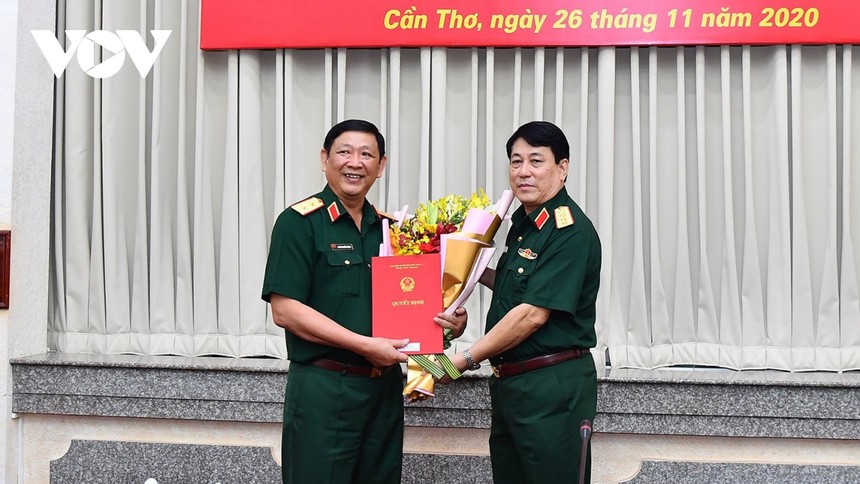 Đại tướng Lương Cường trao quyết định bổ nhiệm Phó Tổng Tham mưu trưởng QĐNDVN cho Trung tướng Huỳnh Chiến Thắng (trái).