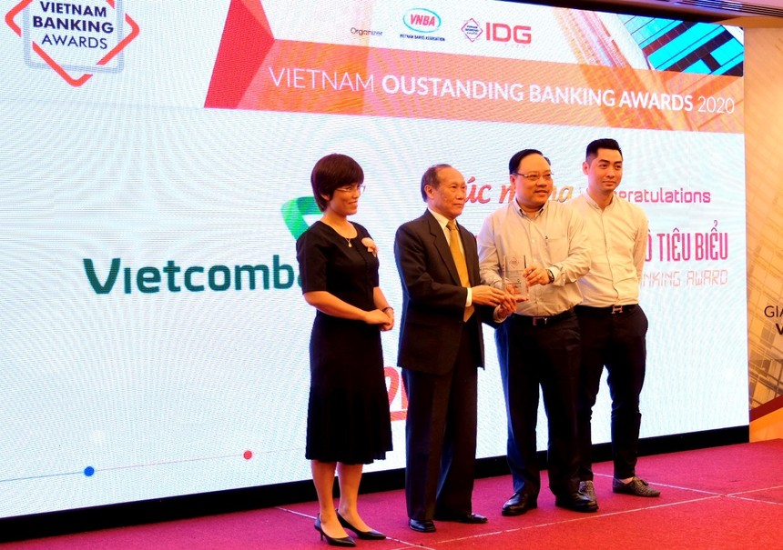 Ông Phạm Anh Tuấn – Thành viên Hội đồng quản trị (thứ 2 từ phải sang) cùng đại diện Vietcombank nhận giải thưởng “Ngân hàng chuyển đổi số tiêu biểu năm 2020”.