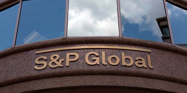 Logo S&P Global bên ngoài một tòa nhà ở Washington, Mỹ. (Ảnh: AFP).