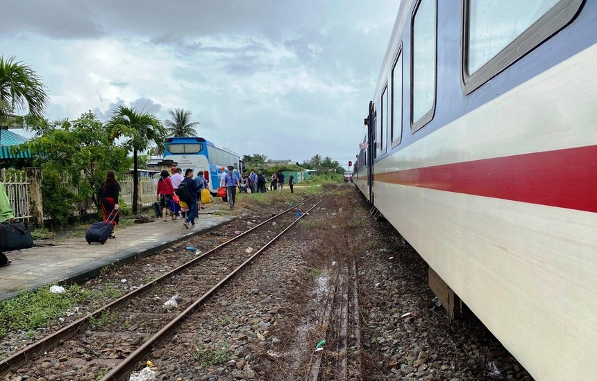 Ngành đường sắt chuyển tải hành khách đi tàu bằng ôtô do mưa lũ làm gián đoạn hoạt động chạy tàu Bắc-Nam. (Nguồn ảnh: Đường sắt Việt Nam).