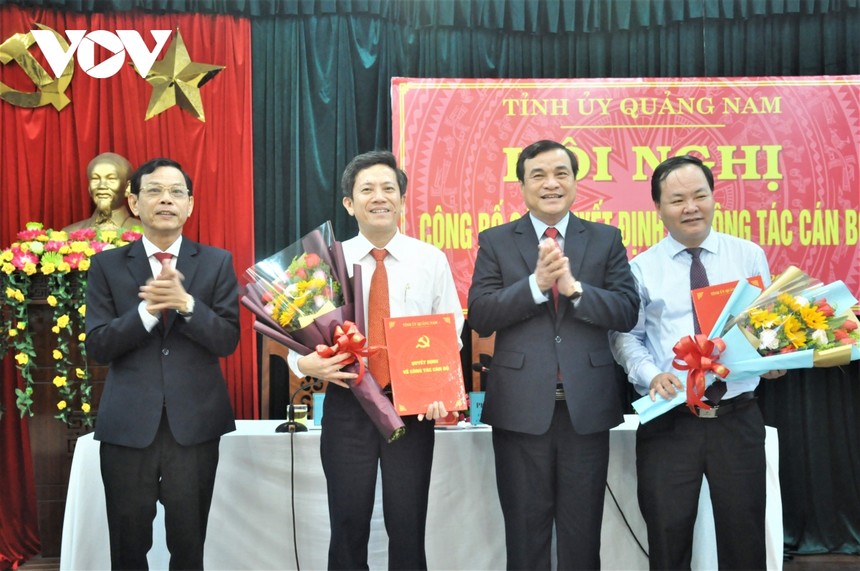 Ông Phan Việt Cường, Bí thư Tỉnh ủy Quảng Nam (thứ hai phải sang) tặng hoa chúc mừng các cán bộ.
