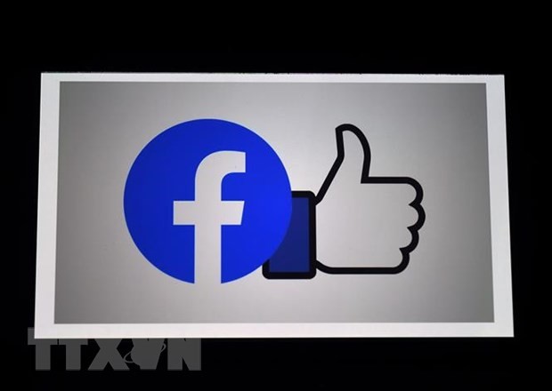 Biểu tượng Facebook trên màn hình điện thoại di động tại Arlington, Virginia, Mỹ. (Ảnh: AFP/TTXVN).