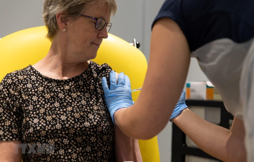 Nhân viên y tế tiêm thử nghiệm vắcxin ngừa COVID-19 do Trường đại học Oxford (Anh) phối hợp với hãng AstraZeneca sản xuất. (Ảnh: AFP/TTXVN).