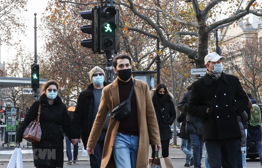 Người dân đeo khẩu trang phòng lây nhiễm COVID-19 tại Berlin, Đức, ngày 27/11/2020. (Ảnh: THX/TTXVN).