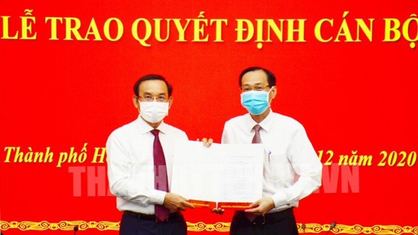 Ông Nguyễn Văn Nên (trái) trao quyết định.