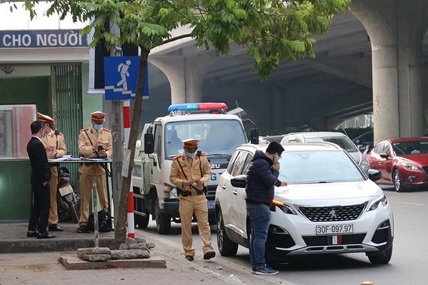 Cảnh sát giao thông Hà Nội ra quân xử lý xe ôtô dừng đỗ gây cản trở giao thông. (Nguồn: cand.com.vn).