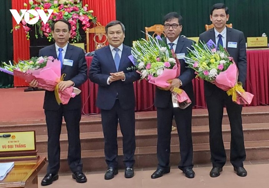 Ông Vũ Đại Thắng trao hoa chúc mừng ông Đoàn Ngọc Lâm (thứ hai từ phải sang); ông Hồ An Phong (ngoài cùng bên phải) và ông Phan Thanh Hùng (ngoài cùng bên trái).