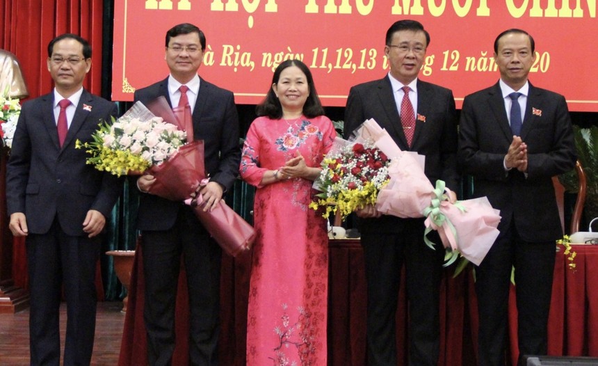 Ông Nguyễn Công Vinh (thứ 2 từ trái qua) được bầu làm Phó chủ tịch UBND tỉnh Bà Rịa - Vũng Tàu.