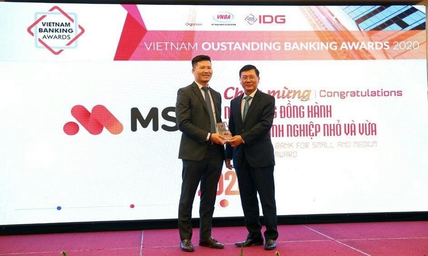 Ông Nguyễn Thế Minh – Phó tổng giám đốc MSB, Tổng giám đốc Ngân hàng Doanh nghiệp nhận giải thưởng từ Ban tổ chức.