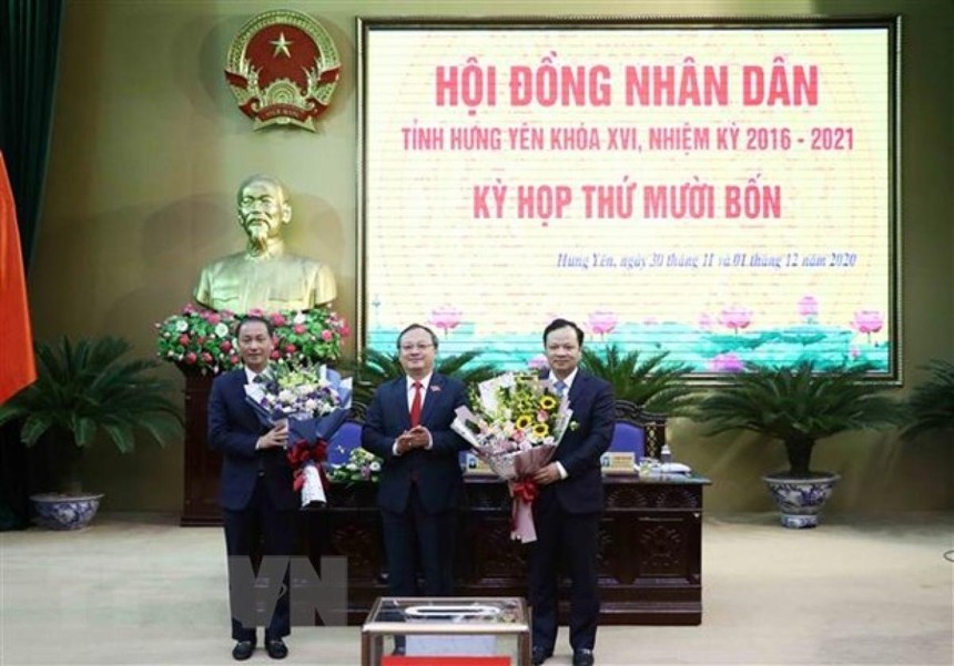 Bí thư Tỉnh ủy Hưng Yên Đỗ Tiến Sỹ tặng hoa chúc mừng ông Nguyễn Hùng Nam (bên trái) giữ chức Phó Chủ tịch Ủy ban Nhân dân tỉnh Hưng Yên nhiệm kỳ 2016-2021.