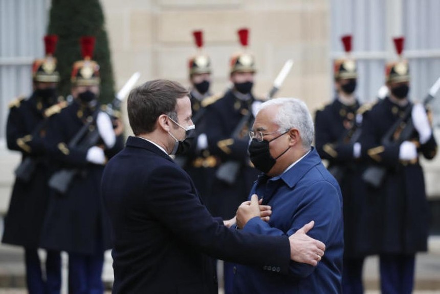 Tổng thống Pháp tiếp xúc với nhiều người trong những ngày qua. Ảnh: Le Monde.
