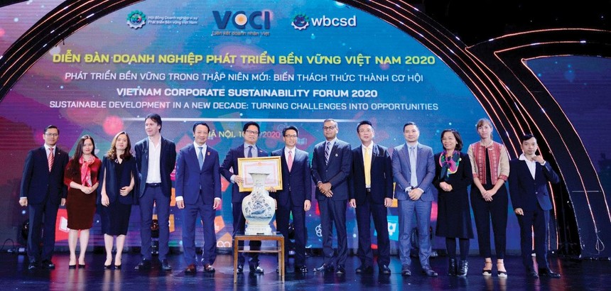 Các đơn vị đón nhận bằng khen của Thủ tướng cho Hội đồng Doanh nghiệp vì sự phát triển bền vững Việt Nam.