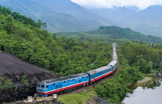 Ngành đường sắt đưa ra chương trình giảm vé tàu để kích cầu khách đi lại bằng tàu hỏa. (Ảnh: Minh Sơn/Vietnam+).