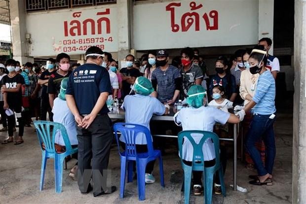 Người dân xếp hàng chờ xét nghiệm COVID-19 tại Samut Sakhon, Thái Lan, ngày 19/12/2020. (Ảnh: AFP/TTXVN).