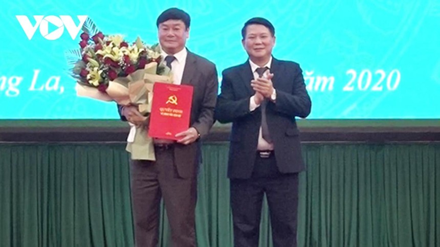Ông Lò Minh Hùng, Phó Bí thư Thường trực tỉnh ủy Sơn La trao Quyết định và tặng hoa chúc mừng ông Vũ Đức Thuận.