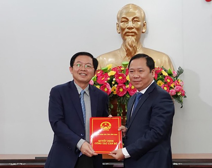 Ông Hồ Quốc Dũng (bên trái) Bí thư Tỉnh ủy trao Quyết định chuẩn y Chủ tịch UBND tỉnh Bình Định cho ông Nguyễn Phi Long.
