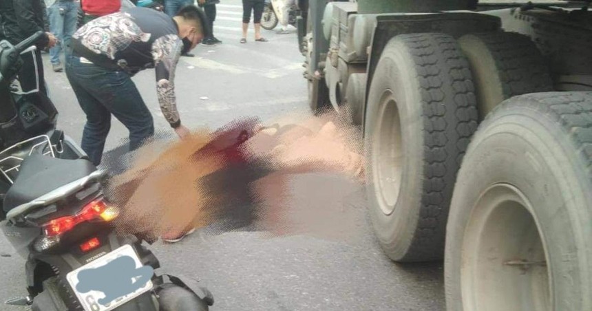 Hai người thương vong sau cú va chạm giữa xe gắn máy và xe container. (ảnh: Page Hải Phòng).