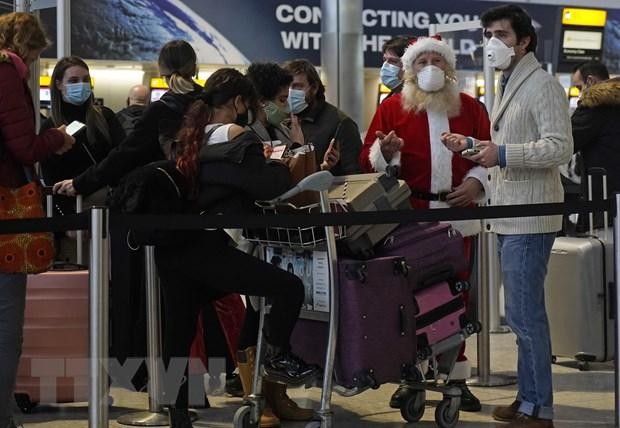 Hành khách chờ làm thủ tục khởi hành tại sân bay Heathrow ở Tây London, Anh ngày 21/12. (Ảnh: AFP/TTXVN).