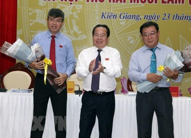Trao tặng hoa chúc mừng ông Nguyễn Lưu Trung (bên trái) giữ chức vụ Phó Chủ tịch UBND tỉnh. (Ảnh: Lê Sen/TTXVN).