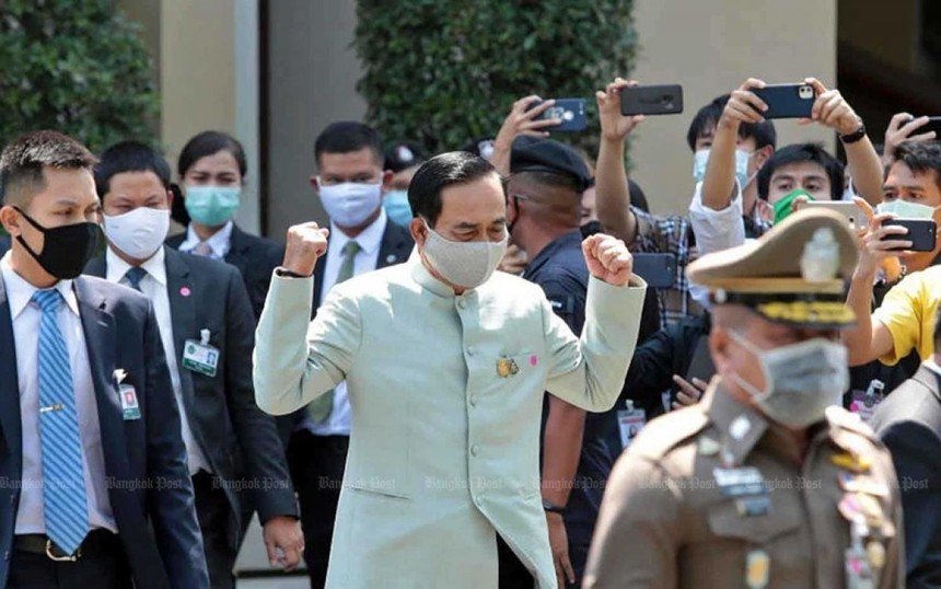 Quan chức Thái Lan đeo khẩu trang ngừa Covid-19. Ảnh: Bangkok Post.