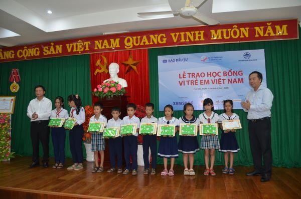 Báo Đầu tư tiếp tục trao học bổng “Vì trẻ em Việt Nam” tại Phú Yên
