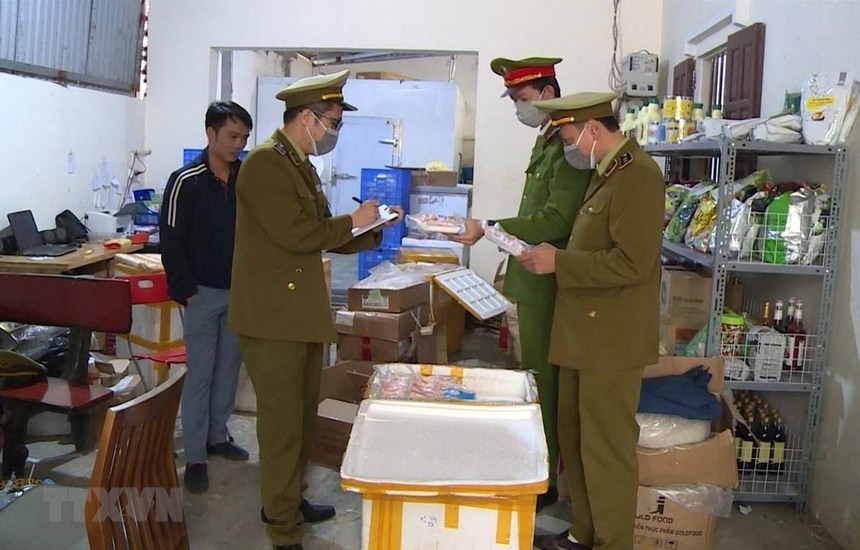 Lực lượng chức năng phát hiện cơ sở kinh doanh của Trần Văn Tiến có gần 1 tấn thực phẩm đã bốc mùi hôi thối. (Ảnh: TTXVN phát).