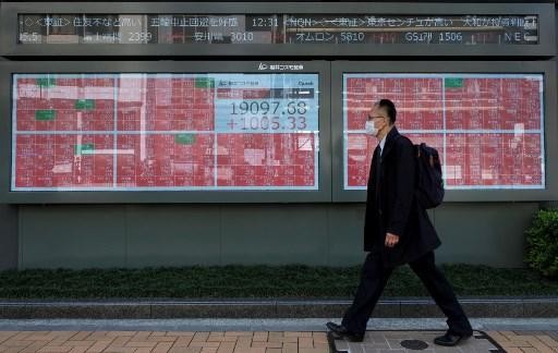 Sở giao dịch chứng khoán Tokyo sẽ giảm tỷ trọng cổ phiếu vốn hóa nhỏ trong rổ chỉ số Topix từ năm 2022. Ảnh: AFP.